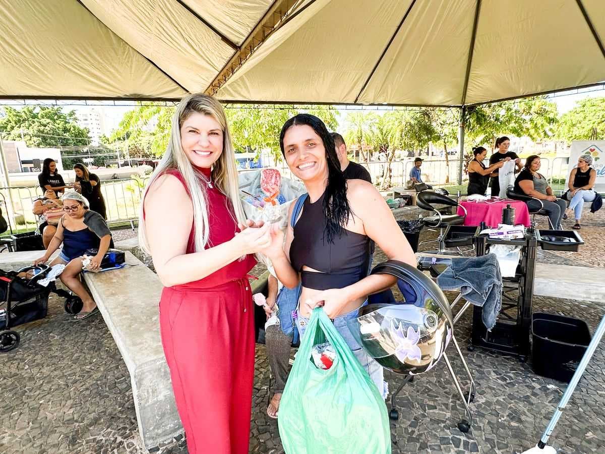 Fundo Social de Jales proporcionou 688 atendimentos para as mamães carentes por meio da Carreta Solidária da Beleza