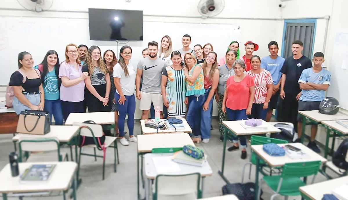 Futuros Pedagogos visitam salas da EJA na Escola Dr. Euphly Jalles