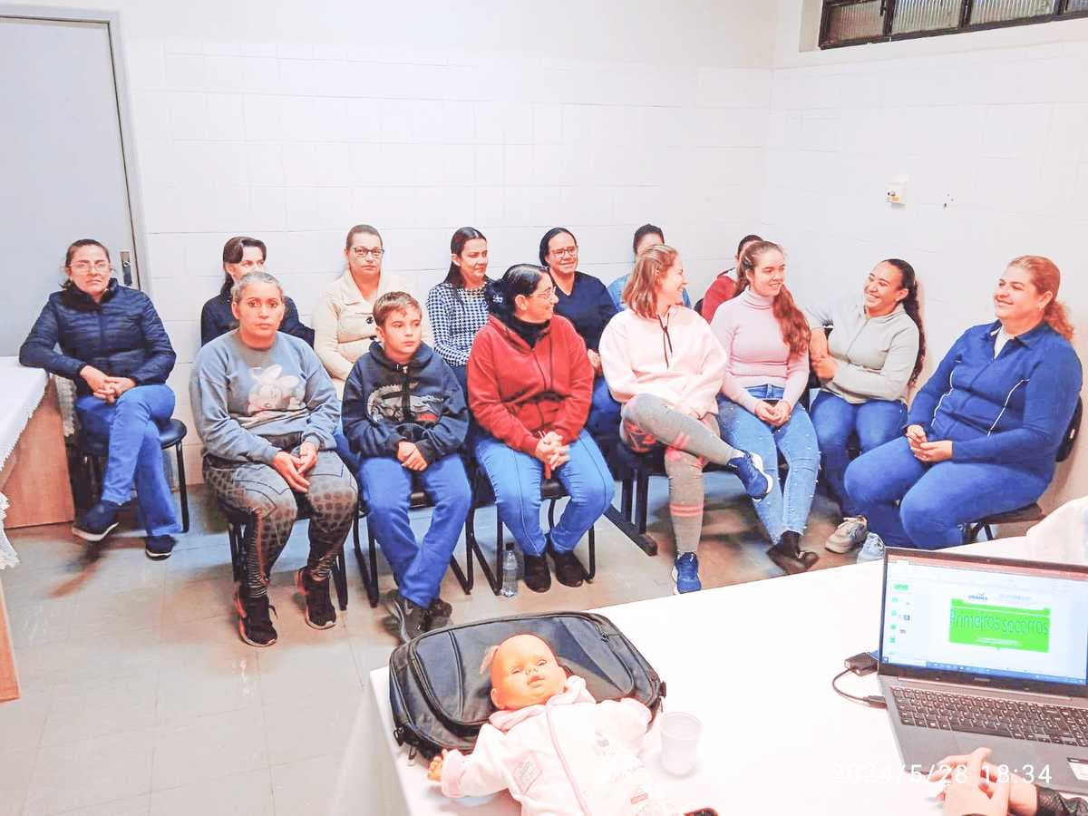 Auxiliares educacionais passam por treinamento de primeiros socorros em Urânia