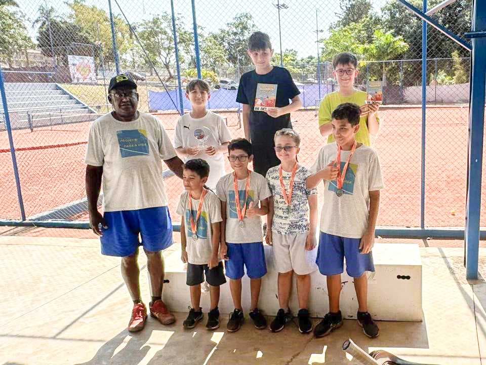 Campeonato amistoso de tênis movimenta crianças no Clube do Ipê