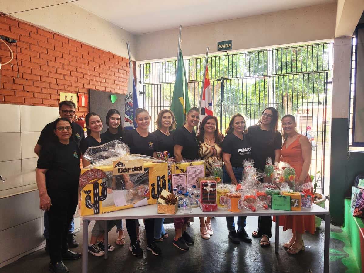 Alunos de Pedagogia do UNIJALES doam materiais pedagógicos à Escola João Arnaldo de Jales
