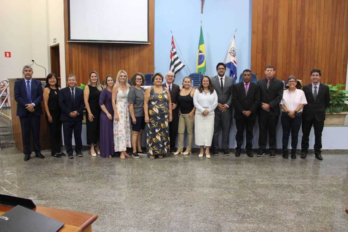 Secretaria de Educação recebe Moção de Aplausos da Câmara Municipal pela conquista do Selo Ouro Nacional “Compromisso com a Alfabetização”