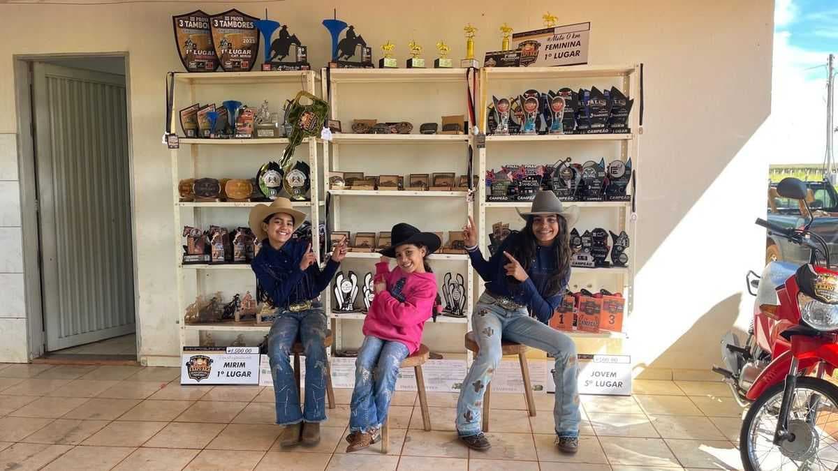 As irmãs Barbozinhas de Urânia: o furacão dos três tambores
