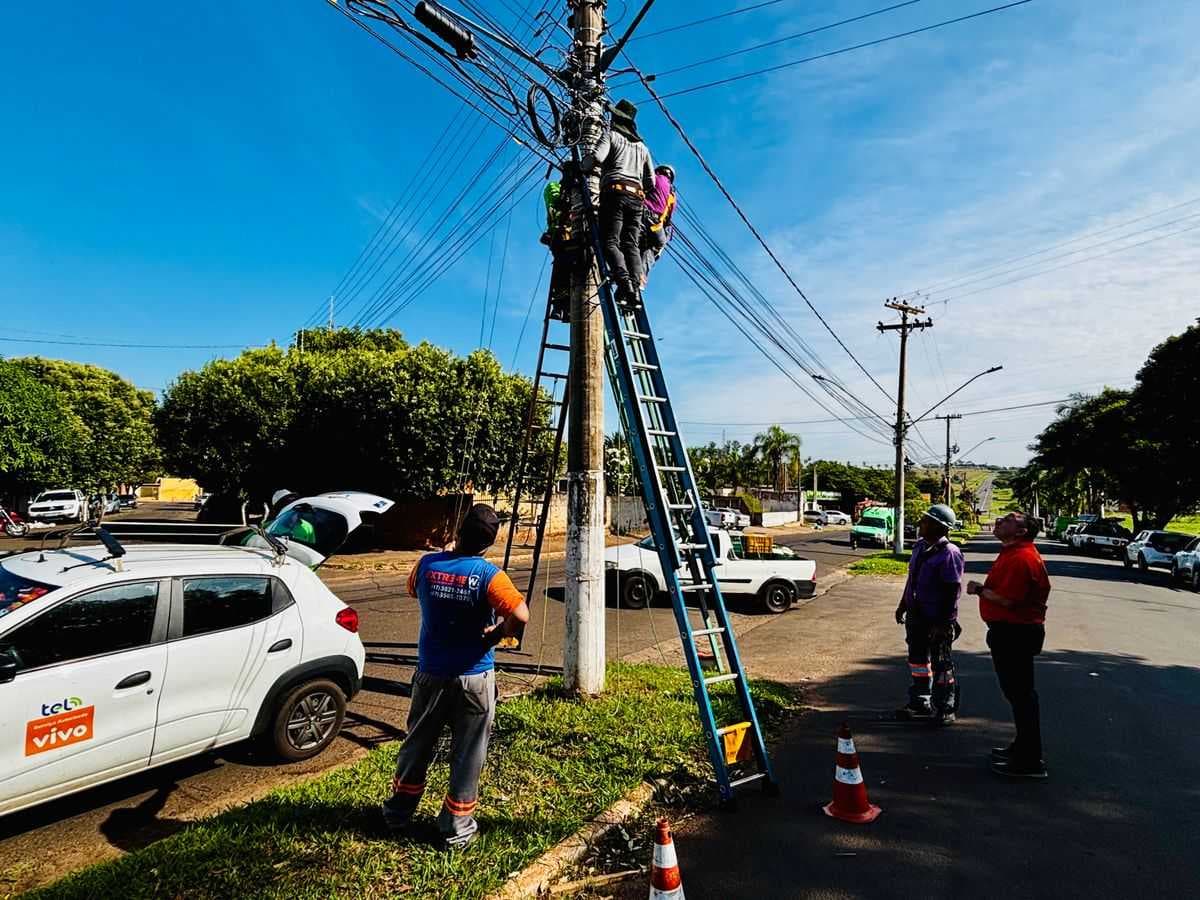 Ação conjunta promove ordenamento de fios irregulares em postes de Jales